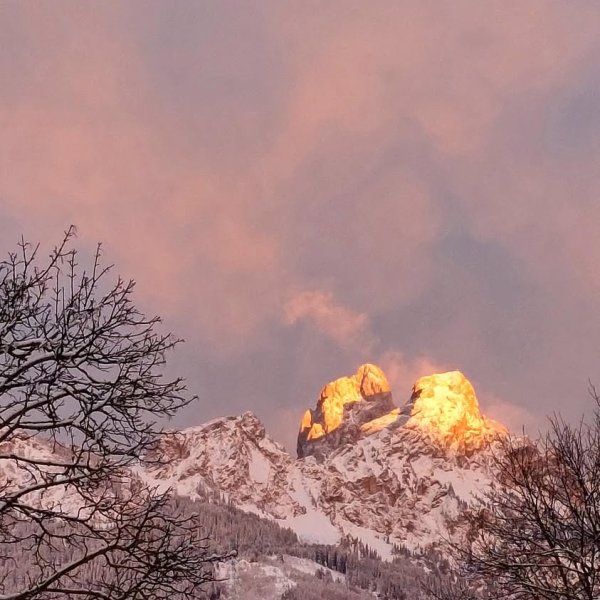 Abends entstehen oft so traumhafte Bilder… ?? ? @rief.birgit #urlaubbeimmeusburger #urlaubimzirbenbett #abendrot #gi...