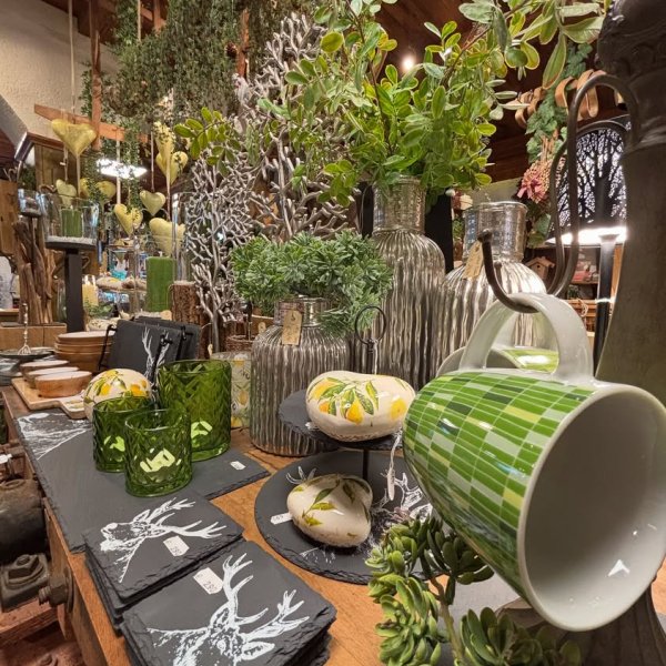 Sommerliche Deko in allen möglichen Varianten… #alpenschick #erlebniseinkauf #sommerdeko #tannheimertal